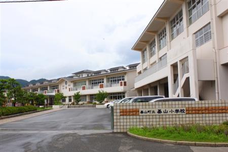 基山小学校 校門前