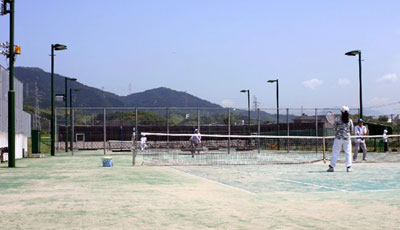 テニスコートの外観写真