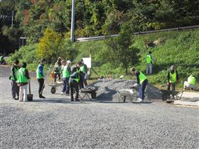 作業中（砂利広げ）